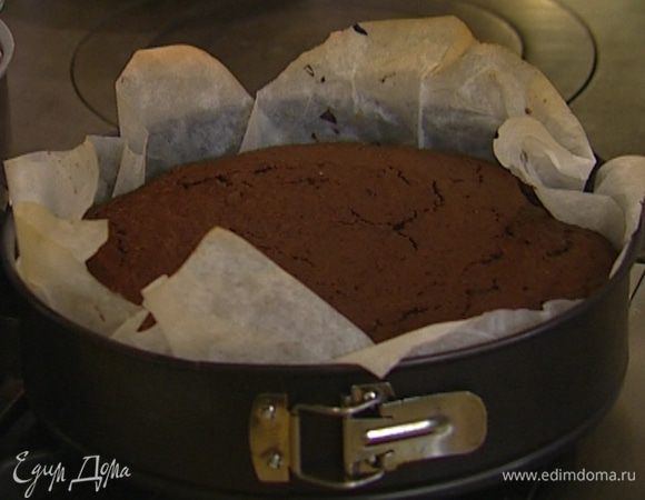 Застелить большую форму бумагой для выпечки, смазанной сливочным маслом, выложить тесто и выпекать в разогретой духовке около 50-60 минут.