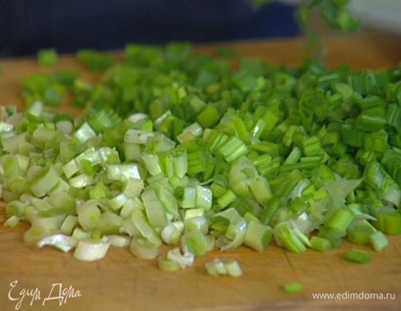 Зеленый лук нарезать.