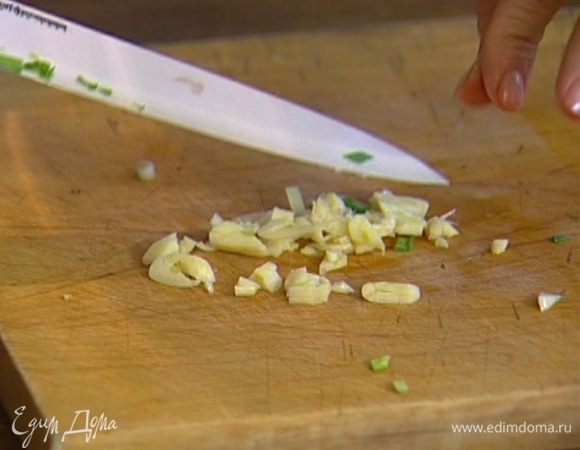 Чеснок почистить и крупно порубить. 