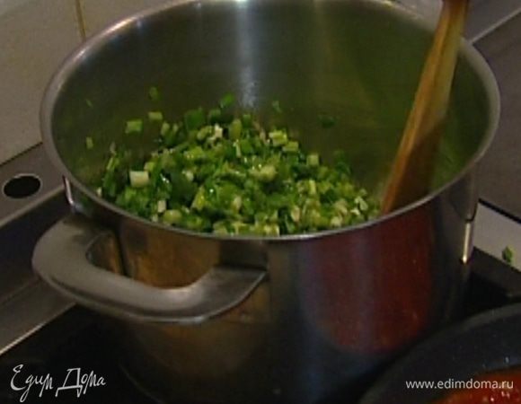 Разогреть в тяжелой кастрюле оливковое и 30 г сливочного масла и тушить лук на медленном огне около 2 минут. 