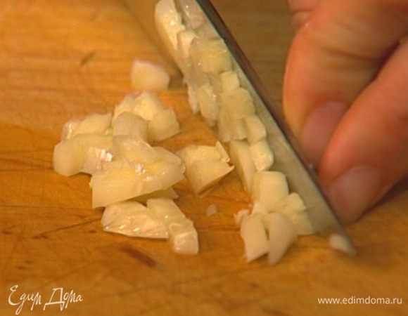 Чеснок почистить и мелко порубить вместе с сельдереем. 