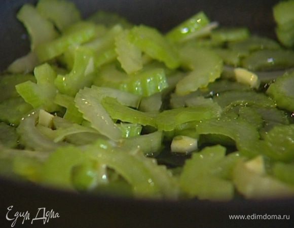 Разогреть в тяжелой сковороде оливковое масло и на медленном огне тушить сельдерей и чеснок до прозрачности. 