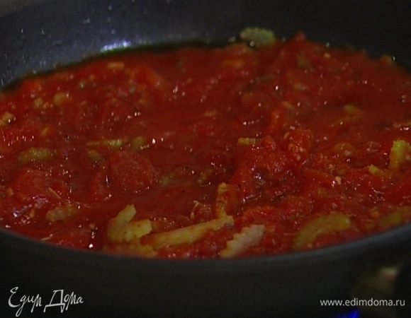 Добавить помидоры в собственном соку, сушеные помидоры, лимонный сок, сахар, соль, перец, все перемешать. 