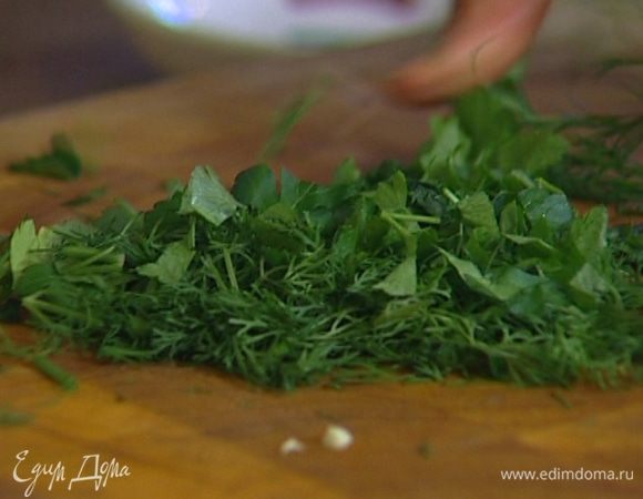 Укроп и петрушку крупно порубить. 