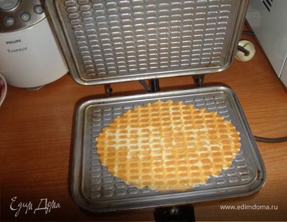 желтки 4 яиц перетереть с половиной стакана сахара до бела.
вмешать сметану, ваниль,мускатный орех и муку. 

4 белка взбить до "пиков" и постепенно ввести в тесто деревянной ложкой.
консистенция должна быть как густая сметана. (у меня пошли не все 4 белка)