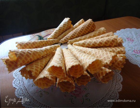 жарим трубочки в вафельнице, сворачиваем конусами, даём остыть.
в этом время приготовим крем:
3 белка(если белки остались от теста - можно смешать) взбивать миксером, постепенно добавляя сахар.  
крем готов, когда кремовые пики держат форму.
