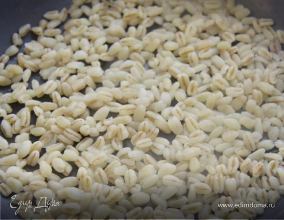 1. Варим перловку, добавляем соль и немного оливкового масла.