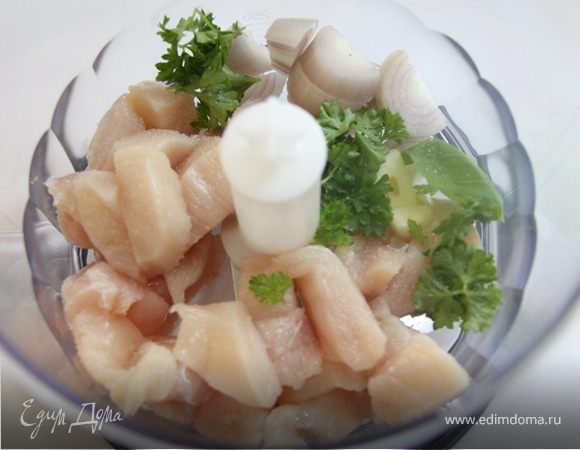 2. Режем шалот, чеснок, куриное филе на мелкие кусочки и отправляем в кухонный комбайн или мясорубку. Можете добавить зелень.