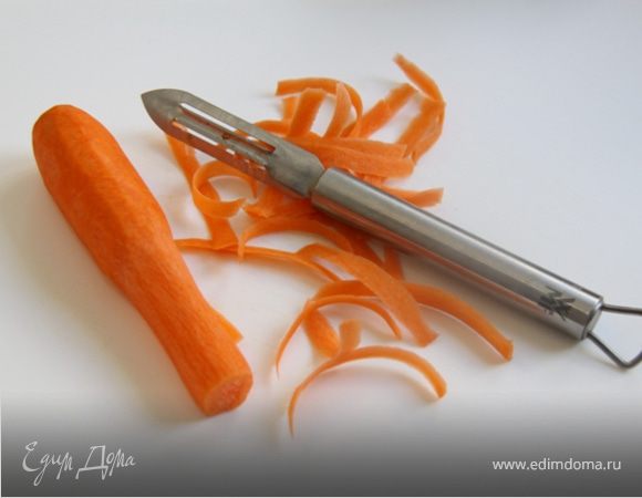 4. Режем на тонкие широкие полосочки морковь, для этого я использую обычный чистящий овощной нож, очень удобно и быстро.