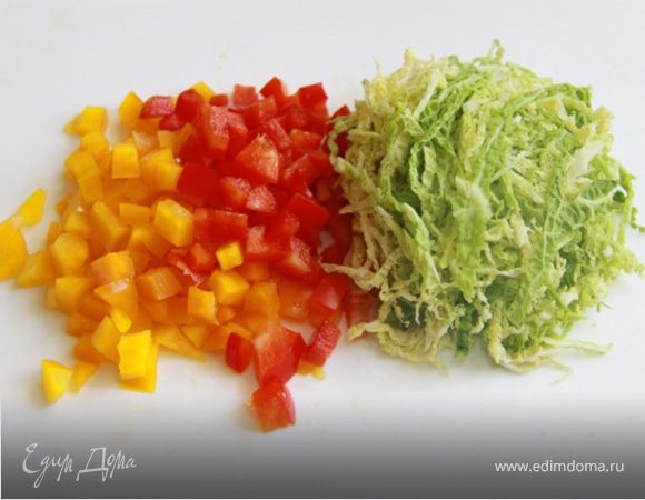 5. Рубим савойскую капусту на тонкие длинные полосочки, а перец мелкими кубиками.