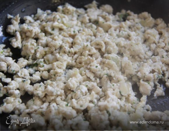 6. Наливаем в сковородку масло и обжариваем порубленное мясо, разбивая лопаточкой комочки в течении 1 минуты на сильном огне.