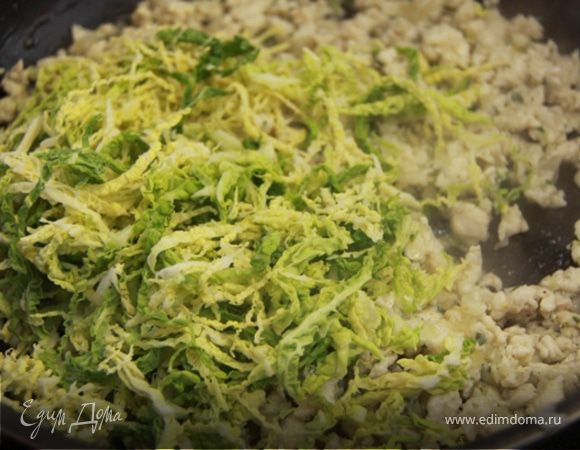 7. Убавляем огонь, добавляем капусту, перемешиваем и закрываем крышкой, тушим ещё 1 минуту, смотрим, чтобы ничего не подгорело.