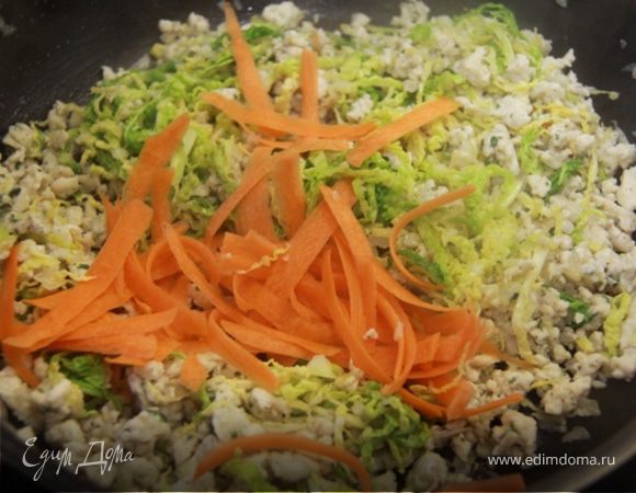 8. Добавляем морковь, солим, перчим и тушим под крышкой ещё минутку.