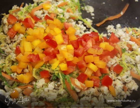 9. Увеличиваем огонь, закладываем перец и обжариваем 30 секунд, нам нужно только немного пропарить перец, не зажаривайте ничего.