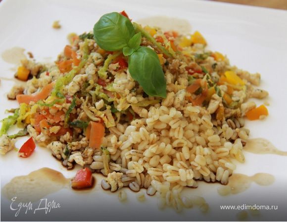 10. Выкладываем половину перловки на тарелку, половину куры с овощами и поливаем 2 ложками бальзамико. Украшаем базиликом или другой любимой зеленью.