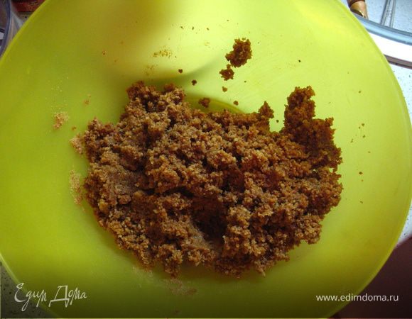 смешать получившуюся крошку с тремя желтками