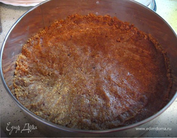 получившимся тестом облепить дно фотмы и поставить в хол-к