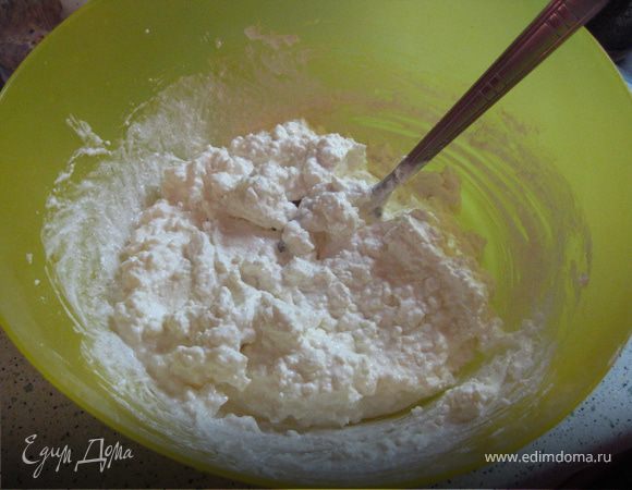 потереть имбирь на терке(пусть Вас не смущают волоски - волокна)
Смешать творог,сахар,сметану и имбирь