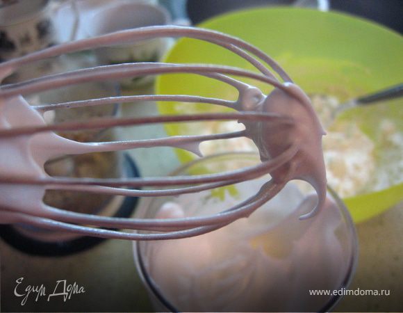 Взбить белки со щепоткой соли,постепенно добавляя сах.пудру