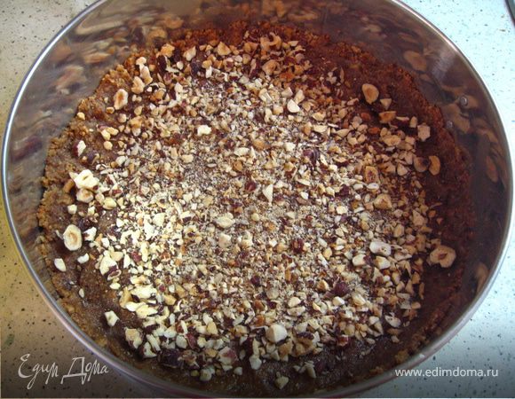 Достать форму из холодильника,посыпать орешки