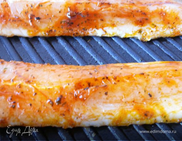 Доставая филе из пакета, снять(прямо пакетом) остатки маринада. Жарить на гриле сначала той стороной, где кожа(2-3минуты).Аккуратно перевернуть и еще жарить до готовности.
