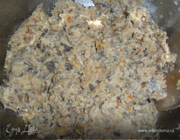 Лук,морковка и грибочки режем на не мелкие кусочки,и жарим на под.масле.Также поступаем с мясом(обжариваем на под.масле).Немного присолить и поперчить.Когда и грибы,и мясо будут готовы,перемалываем все на мясорубке.Добавляем в готовый фарш майонез,перемешиваем.