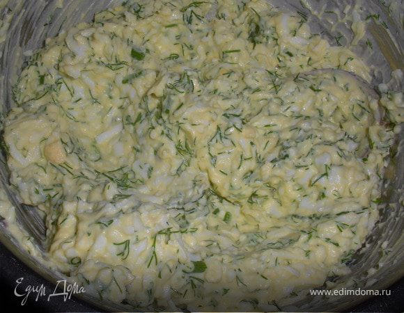 Яйца отвариваем,чистим и трем на крупную терку.Зелень моем,мелко режем и смешиваем с яйцами.Добавляем майонез и перемешиваем.По надобности не много подсолить.