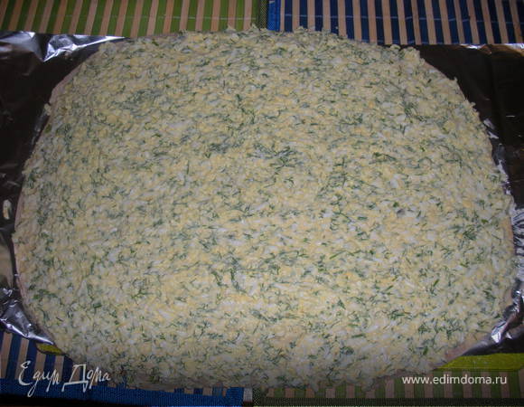 Ложем первый лист лаваша,на него намазываем яично-укропную массу.