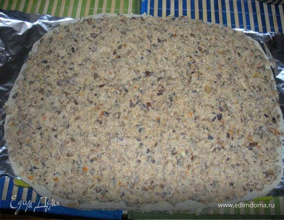 На яйца ложем второй лаваш,его намазываем мясно-грибной массой.