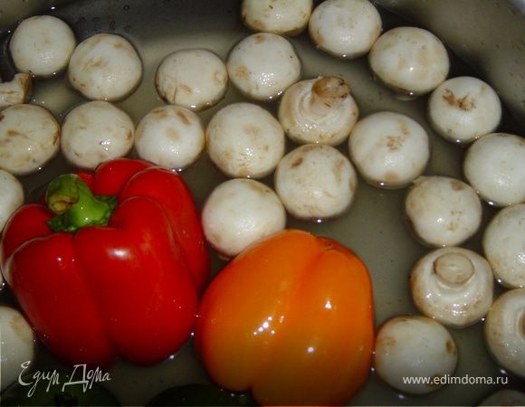 Берем шампиньоны,моем,обрезаем ножки и ,если грибы крупные,режем их на две,или четыре части.