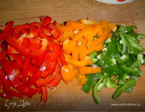 Моем и очищаем сладкий перец,нарезаем полукольцами или четвертинками.Перец надо взять разных цветов,тогда салат получится очень ярким.