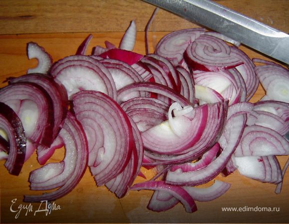 Чистим лук и режем полукольцами