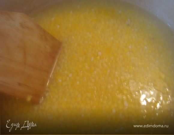 Готовим саму поленту: в 800 мл. кипящей подсоленной воды всыпать тонкой струйкой кукурузную крупу,непрерывно помешивая,чтоб не образовались комочки. Даем еще раз закипеть и варим на среднем и далее маленьком огне 20 минут, периодически помешивая. Нужно балансировать на грани закипания,чтобы полента не пригорала и не комковалась. Мешаем деревянной лопаткой,чтобы не прилипала к ложке.