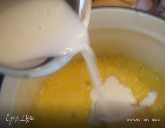 Через двадцать минут наша полента начнет уже хорошо набухать и тогда мы вводим также медленной струйкой интенсивно помешивая заранее подготовленные 100 мл. сливок (предварительно смешайте их с сах.пудрой), перемешали и вводим еще 30 гр. масла и присыпаем ванилином. Мешаем и готовим нашу поленту еще 10 минут. Готовая полента легко отходит от стенок кастрюли, а ложка будет стоять. Снимаем с огня и немного остужаем.