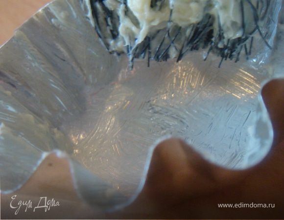 Разогреем духовку по 180-200 гр. Лучше конечно если у вас позволяет печь,то включить верхний нагрев. Подготовим наши формочки. Смазываем их по дну и бокам сливочным маслом.