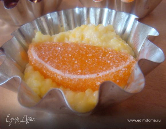 Сверху кладем по маааленькому кусочку масла слив. и присыпаем сахарком. Это для корочки при запекании. Ставим в духовку на 15 минут. Достаем остужаем, вынимаем из формочек и украшаем по желанию- можно пудрой,можно кремом. А можно оставить и так. Приятного аппетита!