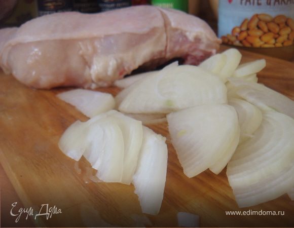 1.куриные окорочка вымыть, обсушить, разрезать на два куска каждый (голень и бедро).Натереть солью, перцем,сушеным базиликом и пряностями. Сбрызнуть лимонным соком.
2.Чеснок мелко нарезать или пропустить через чесночнецедавку, лук порезать полукольцами. Смешать арахисовую пасту со сметаной и чесноком. обильно натереть этой смесью наши кусочки курочки. Каждый кусочек порционно заворачиваем в целофан (при этом перекладывая кусочки луком и сбрызнув их вином) и ставим в холодное место (холодильник-идеально :)) на 1 ч.
