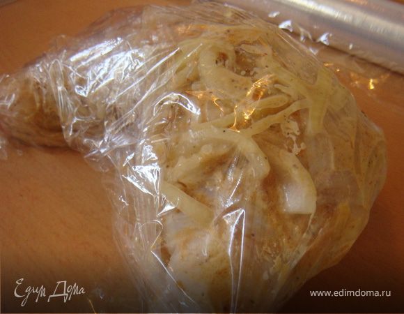 3.Разогреть духовку до 180 гр.Ц. Куриные ножки, бедрышки- очистить от лука (лишнего,чтоб не пригорел в духовке) и уложить в смазанную слив.маслом форму. Поставить в разогретую духовку на 40 минут