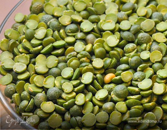 Горох промыть холодной водой, переложить в кастрюлю, добавить 6 стаканов воды, довести до кипения, снять пену и варить на среднем огне 40 минут. За 10 минут до готовности посолить.