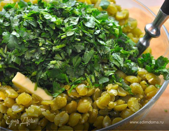 Готовый горох выложить шумовкой в просторную емкость, добавить сливочное масло и измельченную зелень кориандра, немного поперчить. Тщательно перемешать и дать напитаться пару минут.