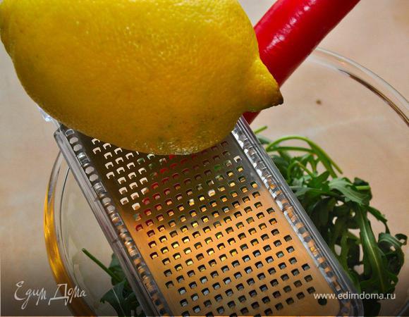 В это время быстренько делаем  что-то похожее на «гремолату» (gremolata).  Смешать руколу с измельченным перцем чили и лимонной цедрой, добавить пару капель оливкового масла и сока лимона, перемешать. Этим мы украсим наше мясо.