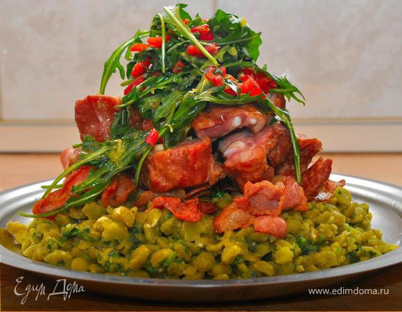 Можно собирать блюдо. На широкую тарелку выкладываем горох, сверху раскладываем поджаренный бекон, а на него наши тушенные копченые свиные хрящи. Сверху украшаем нашей «гремолатой» и подаем к столу с бокалом хорошего пива. Приятного аппетита!