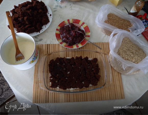 2. Пропитка для смачивания бисквита: сироп, компот, кофе, алкогольная пропитка. Кто на что горазд. Мой бисквит влажный но пропитывать всё ровно нужно, чтобы с него аж текло. У меня Кленовый сироп пополам с кипяченой водой (так как сироп сладкий а в данном бисквите и так сахара хватает)
