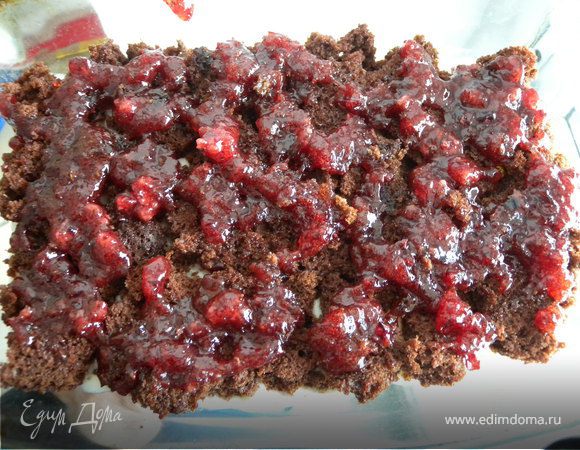 3. Фруктовая прослойка – жидкий мармелад, повидло, варенье густое, джем. Красивого цвета и вкусного, но не сильно сладкого а с кислинкой. В идеале – яблочное повидло, такое как в «советском»  магазине, которое продавали на развес и резали ножом (оно и сейчас продается, наверное из тех запасов. :-)). Хорошо запечь яблоки, отделить пюре, добавить сахар и проварить до загустения. В моем варианте – ооочень густое смородиновое варенье.