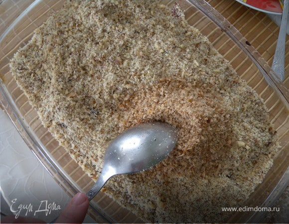 4.1. После орехов я насыпаю хлебный крошки. это своеобразный "барьер", для того, чтобы крем не добрался к бисквиту на нижний слой. Так интересней.