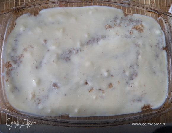 5. Крем. Вообще чем больше - тем лучше. Так как это английский  торт, то по правилам нужен Английский крем(английский крем – это прогретое на водяной бане молоко с ванилью, сахаром и желтками) с добавлением взбитых сливок.  Но я готовлю с «неправильным» заварным кремом (на 1000 мл стакан закипевшего молока – 150 г сахарной пудры и 40г  крахмала (или 1  пачки пудингового порошка, так как там уже и краситель и ароматизатор). 