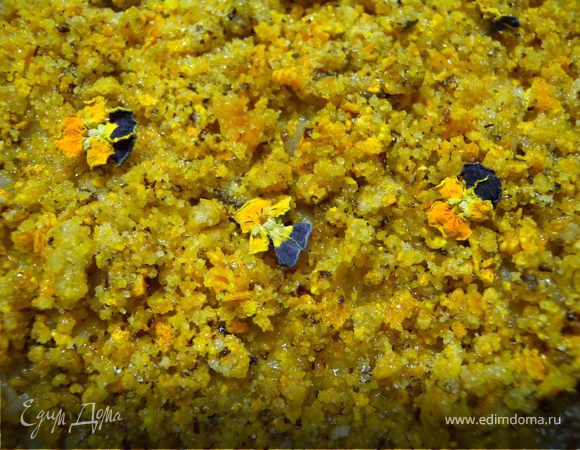 7. Я принципиально ничем не украшала. дабы не отвлекать кушающих от внутрянки. Засыпала измельченными цукатами и горстью сухих фиалок.