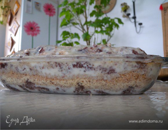 8. На дно вазы налить немного крема, на него плотно выложить порванный руками бисквит, пролить его пропиткой. Поверх – фруктовую прослойку. Затем ореховую. По орехах я посыпаю тонким слоем хлебный крошки, для того чтобы крем, который будет следующим слоем, не пробрался к бисквиту (так интереснее). Полить кремом. Желательно повторить такое 3-4 раза. Но у меня к сожалению не достаточно глубокая «ваза», получилось повторить 2 раза.  Накрыть пленкой. Отправить в холодильник. В идеале на сутки. А так не менее чем на 6 часов. Перед подачей засыпать всякой всячиной (пункт 6).  