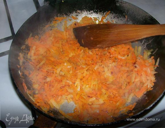 Лук режем мелкими, тонкими кубиками, морковь натираем на терке и жарим на сливочном масле минут 10.