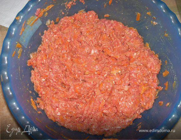 Замоченный в сливках хлеб взбиваем в блендере, полученную массу добавляем в фарш разбиваем 2 яйца перемешиваем, добавляем жареный лук с морковкой и снова тщательно перемешиваем.
Даём фаршу постоять минут 5.
И начинаем жарить!